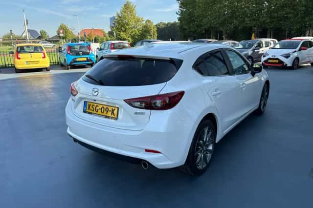 Mazda 3 (2017) thumbnail 5