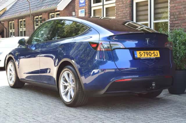Tesla Model Y (2023) thumbnail 4