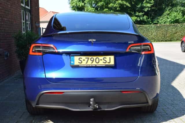 Tesla Model Y (2023) thumbnail 5