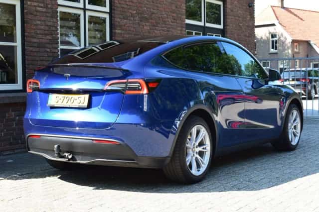 Tesla Model Y (2023) thumbnail 6