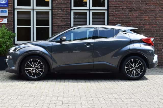 Toyota C-HR (2017) thumbnail 2