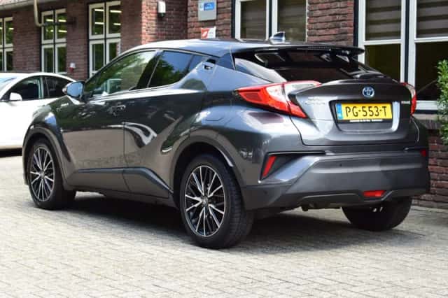Toyota C-HR (2017) thumbnail 3