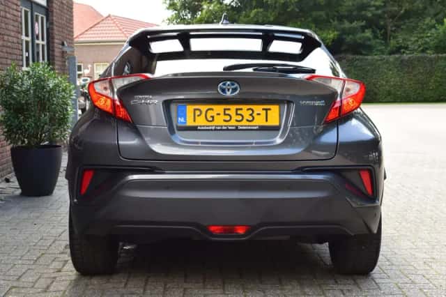 Toyota C-HR (2017) thumbnail 4