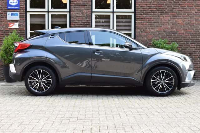 Toyota C-HR (2017) thumbnail 6