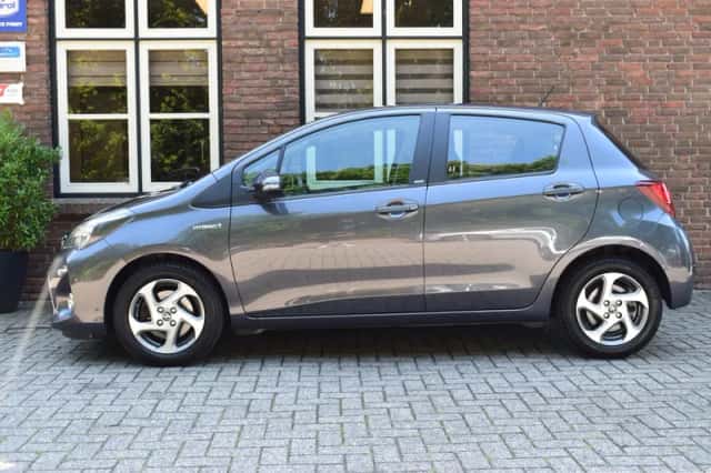 Toyota Yaris (2017) thumbnail 2