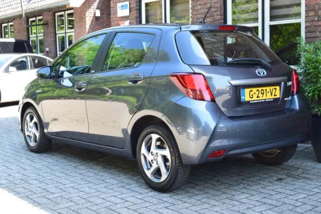 Toyota Yaris (2017) thumbnail 3