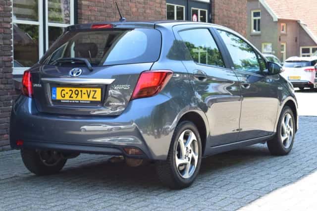 Toyota Yaris (2017) thumbnail 5