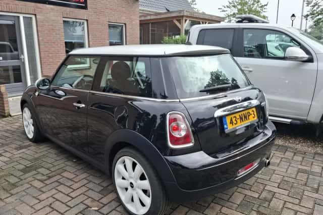 MINI Cooper (2010) thumbnail 3