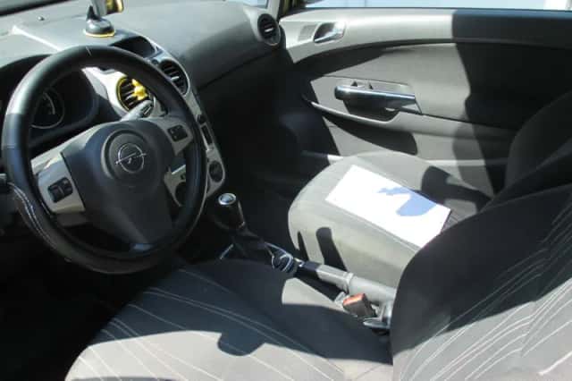 Opel Corsa (2008) thumbnail 2
