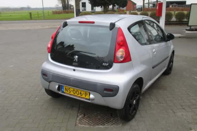 Peugeot 107 (2007) thumbnail 3