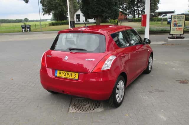 Suzuki Swift (2012) thumbnail 3
