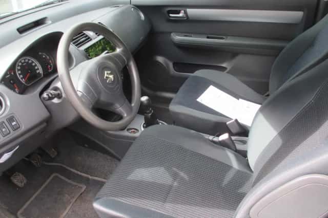 Suzuki Swift (2009) thumbnail 2