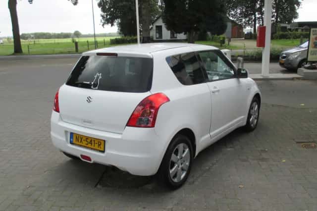 Suzuki Swift (2009) thumbnail 3