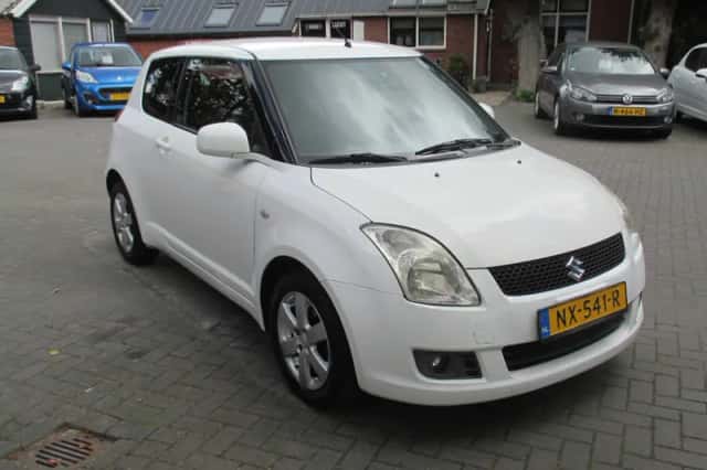 Suzuki Swift (2009) thumbnail 4