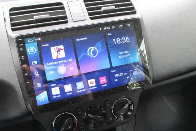 Suzuki Swift (2009) thumbnail 6
