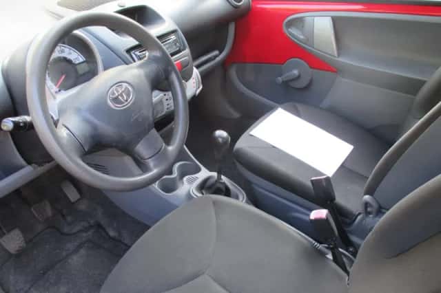 Toyota Aygo (2010) thumbnail 2