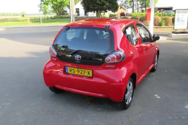 Toyota Aygo (2010) thumbnail 3