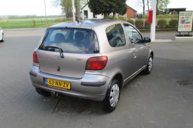 Toyota Yaris (2004) thumbnail 3