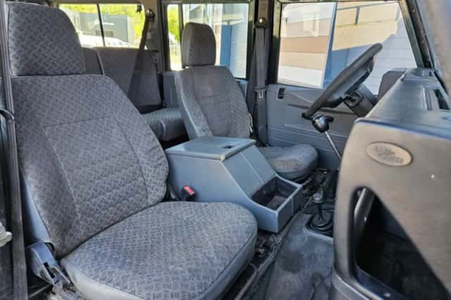 Land Rover Defender (2000) thumbnail 5