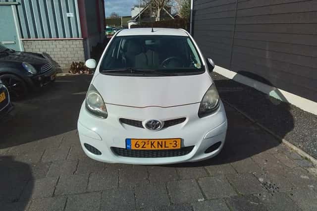 Toyota Aygo (2010) thumbnail 2
