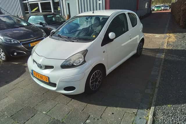Toyota Aygo (2010) thumbnail 3