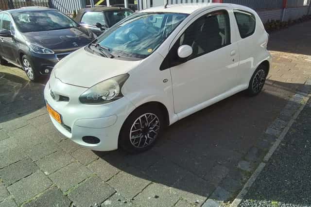 Toyota Aygo (2010) thumbnail 4