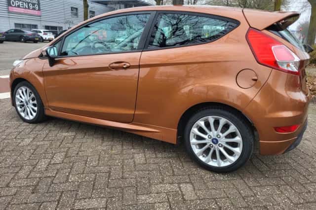 Ford Fiesta (2013) thumbnail 4
