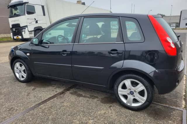 Ford Fiesta (2008) thumbnail 3