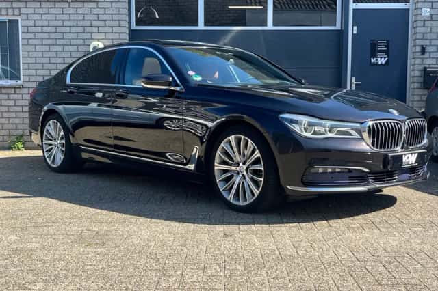 BMW 7-Serie (2016) thumbnail 2