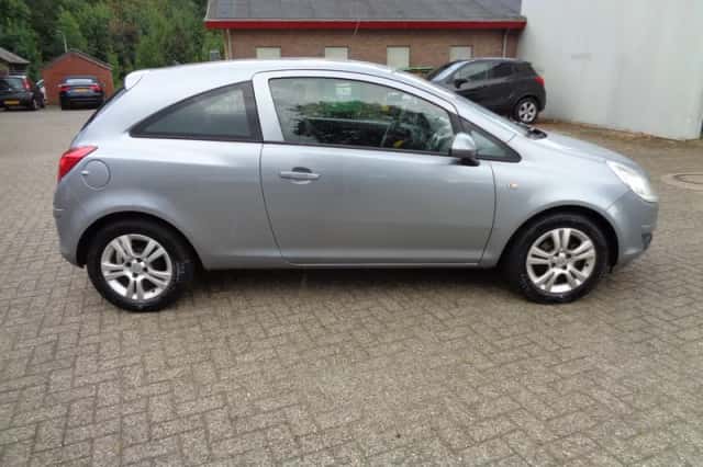 Opel Corsa (2008) thumbnail 4