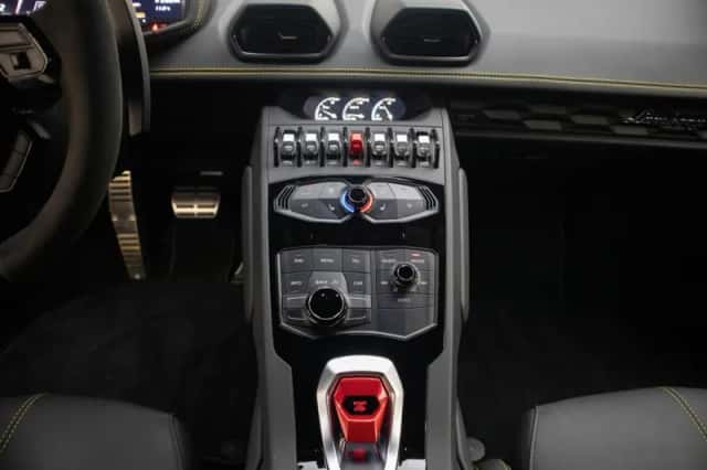 Lamborghini Huracán (2015) thumbnail 5