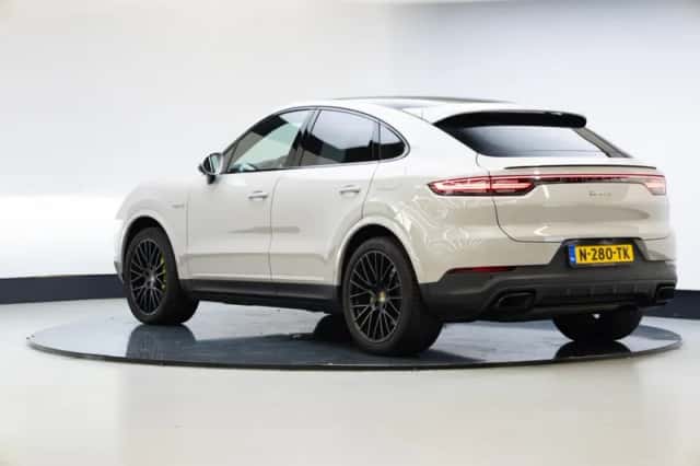 Porsche Cayenne (2021) thumbnail 2