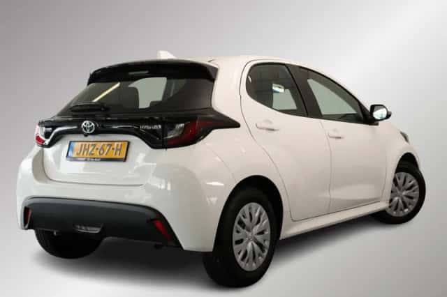 Toyota Yaris (2022) thumbnail 2