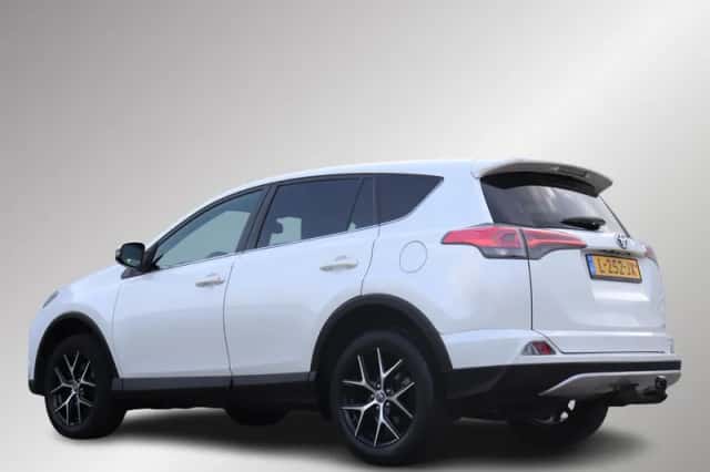 Toyota RAV4 (2017) thumbnail 2