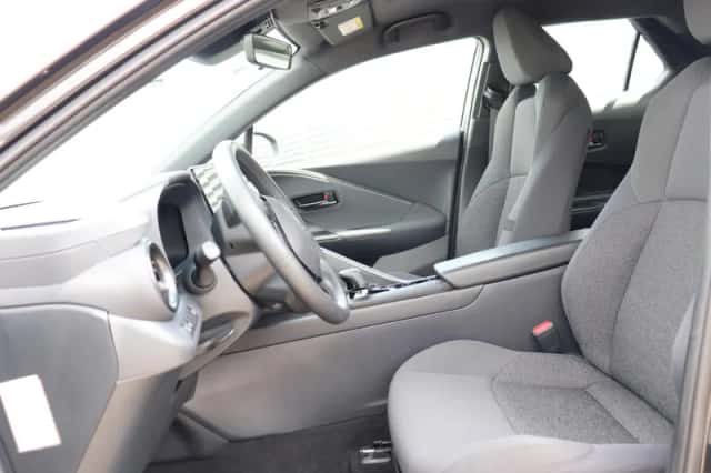 Toyota C-HR (2024) thumbnail 3