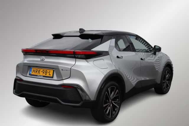 Toyota C-HR (2025) thumbnail 2