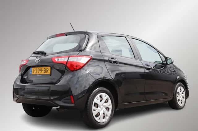 Toyota Yaris (2020) thumbnail 2