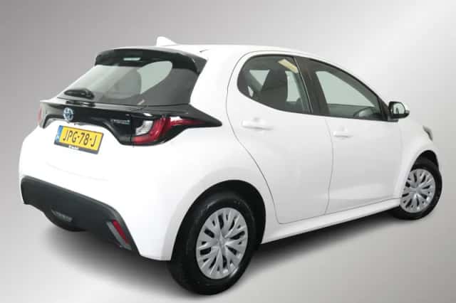 Toyota Yaris (2021) thumbnail 2