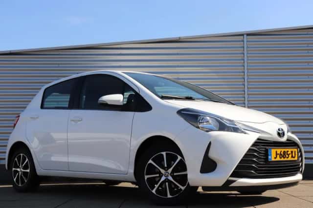 Toyota Yaris (2020) thumbnail 3