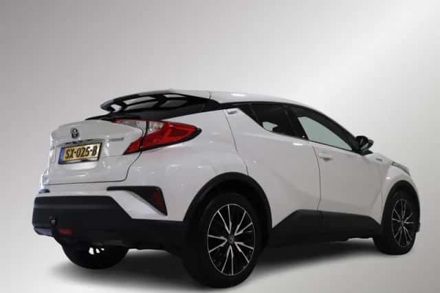 Toyota C-HR (2018) thumbnail 2