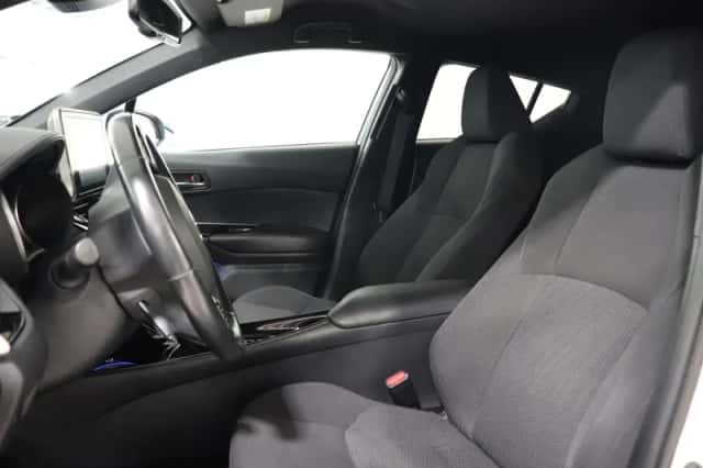 Toyota C-HR (2018) thumbnail 4