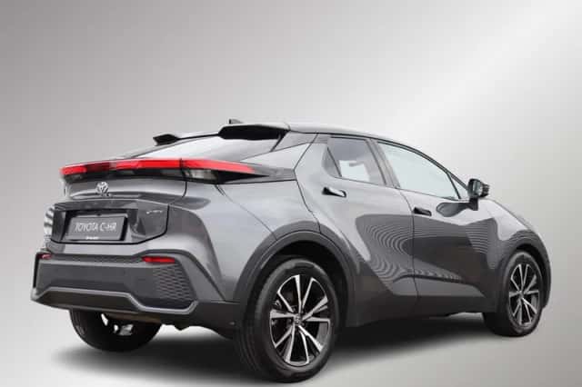 Toyota C-HR (2025) thumbnail 2