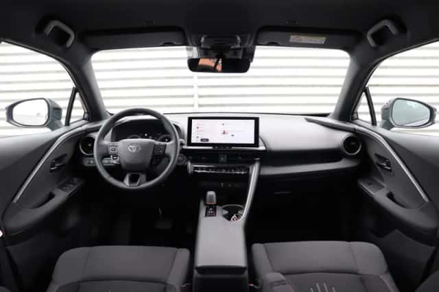 Toyota C-HR (2025) thumbnail 3