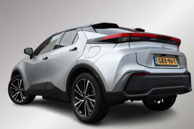 Toyota C-HR (2024) thumbnail 2