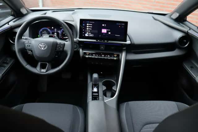 Toyota C-HR (2024) thumbnail 3