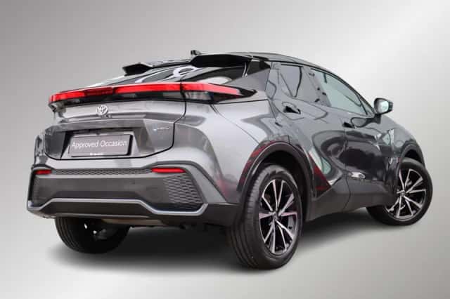 Toyota C-HR (2025) thumbnail 2