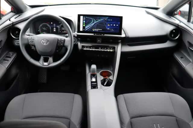 Toyota C-HR (2025) thumbnail 4