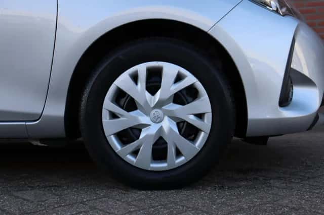 Toyota Yaris (2019) thumbnail 3