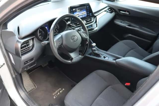 Toyota C-HR (2019) thumbnail 4