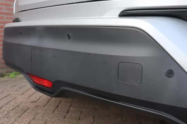 Toyota C-HR (2019) thumbnail 6